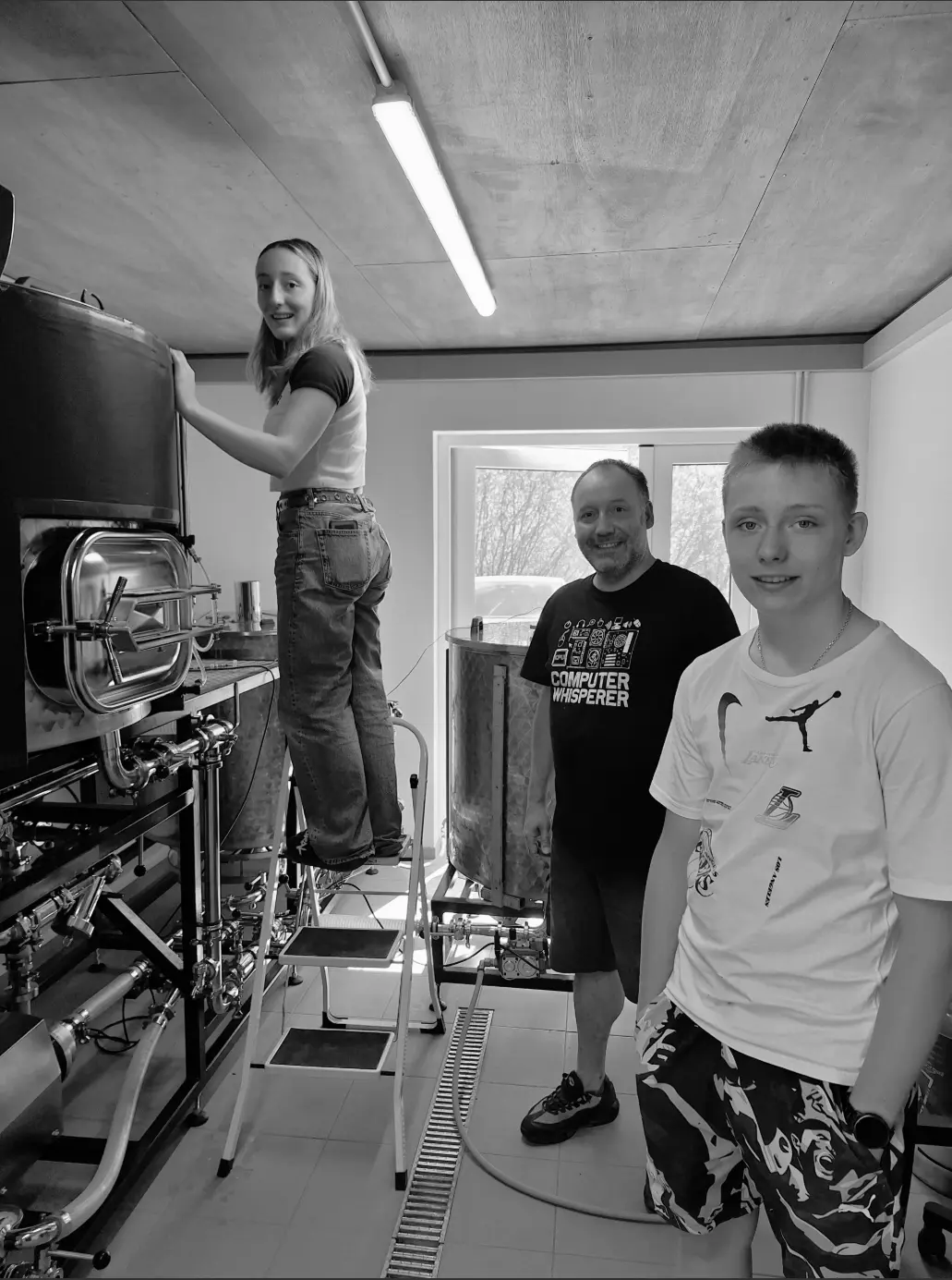 Lison, Yves et Cyrian dans la brasserie Borderline Craft Beer
